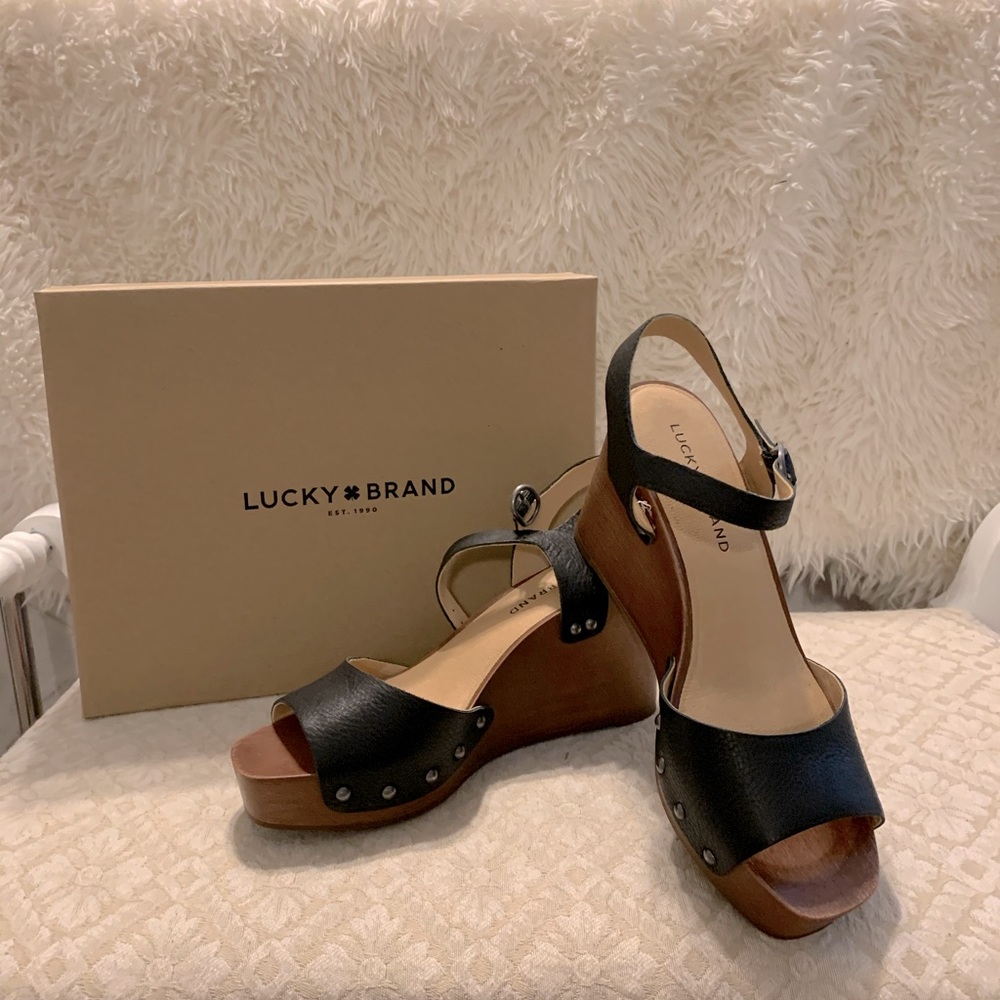 Woman’s lucky brand wedge 7 black leather